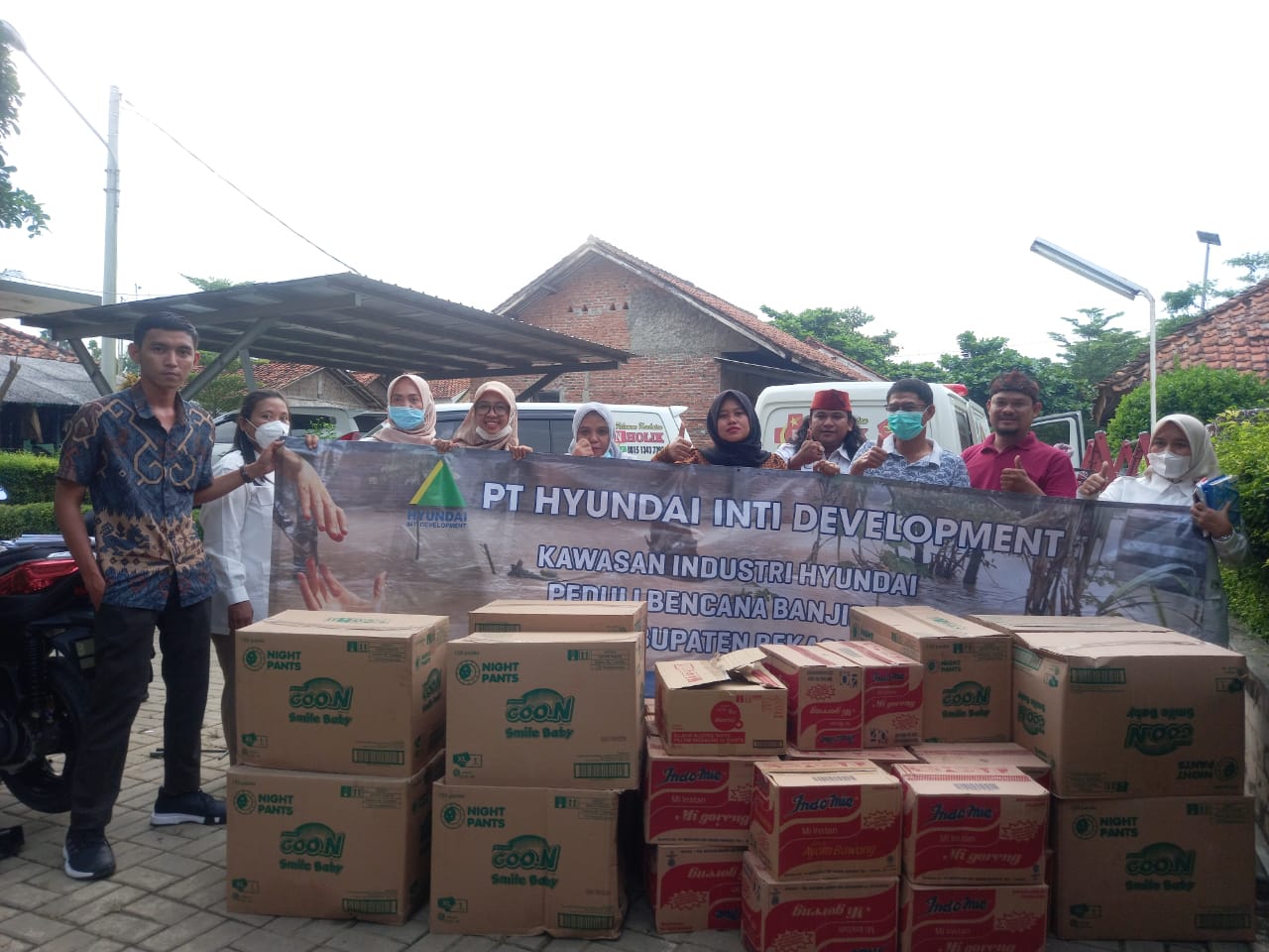 Penyerahan bantuan kepada korban bencana banjir di Kabupaten Bekasi